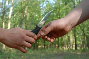 Even if the receiver snatches the knife from your hand, there is no risk of the knife cutting you.